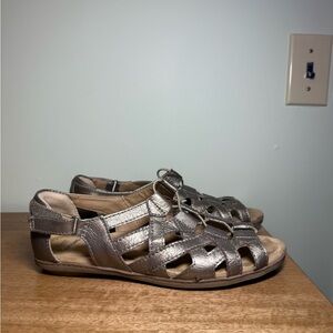 Earth Origins Belle Bridget sandal platinum metallic gold leather size 8 resort